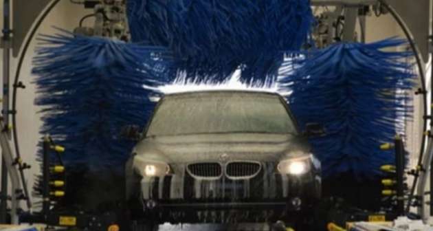Мойщики превратили роскошное авто киевлянина в хлам