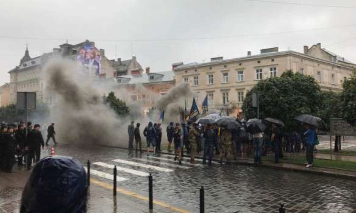 Во Львове жгли файеры и протестовали против "полицейского произвола"
