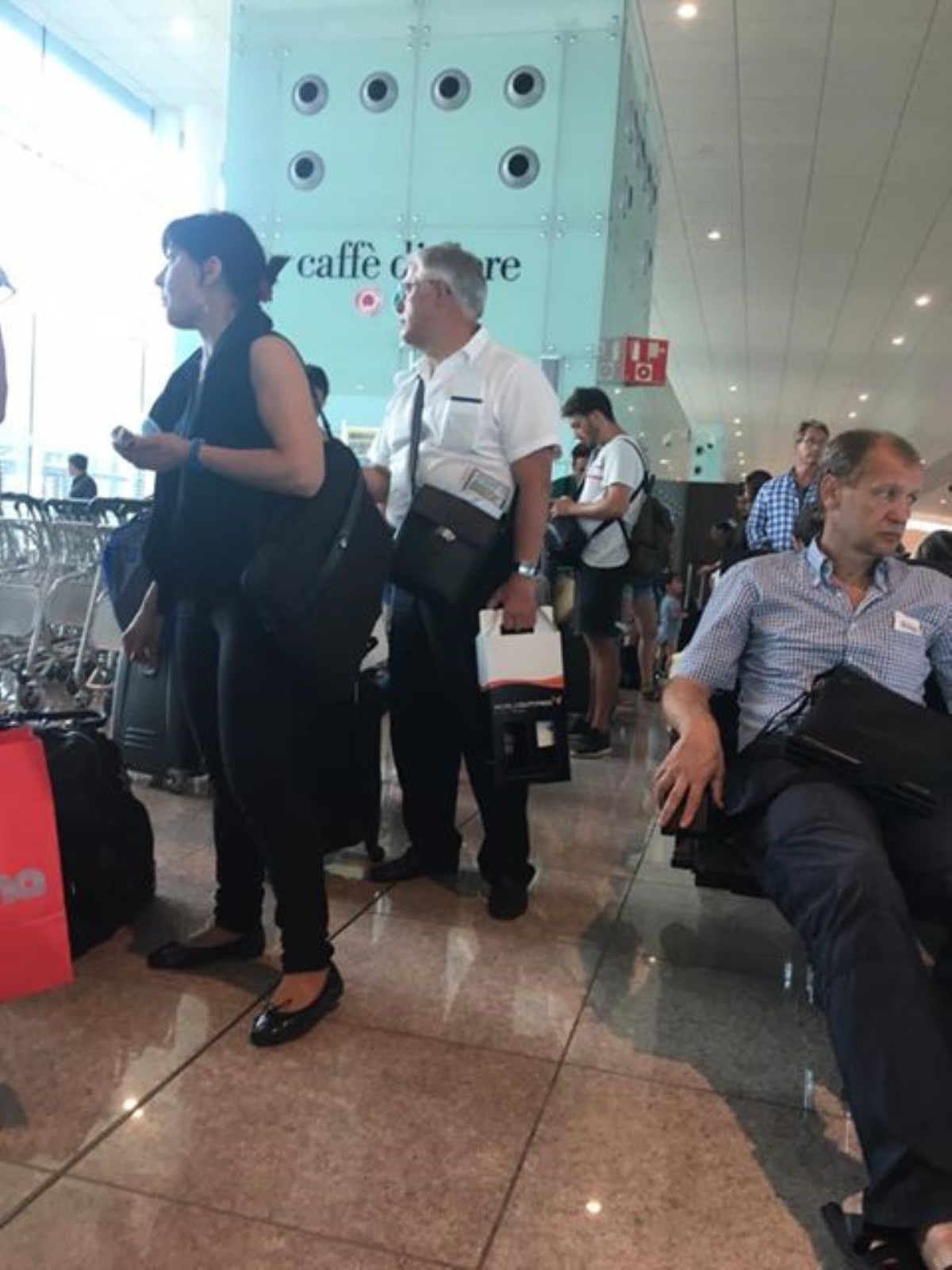 Загорелый, с вином и ненавистным безвизом: коммуниста Симоненко засекли в аэропорту Барселоны
