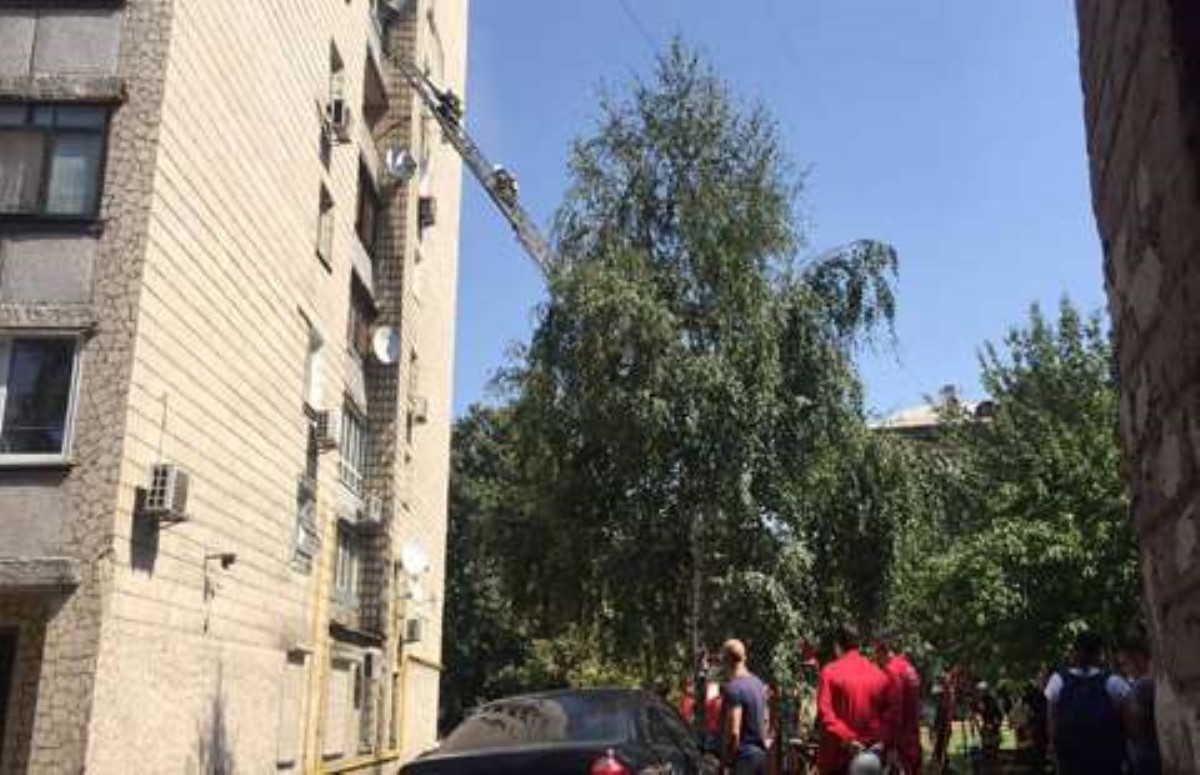 З 7-го поверху палаючої багатоповерхівки в Києві вистрибнув чоловік