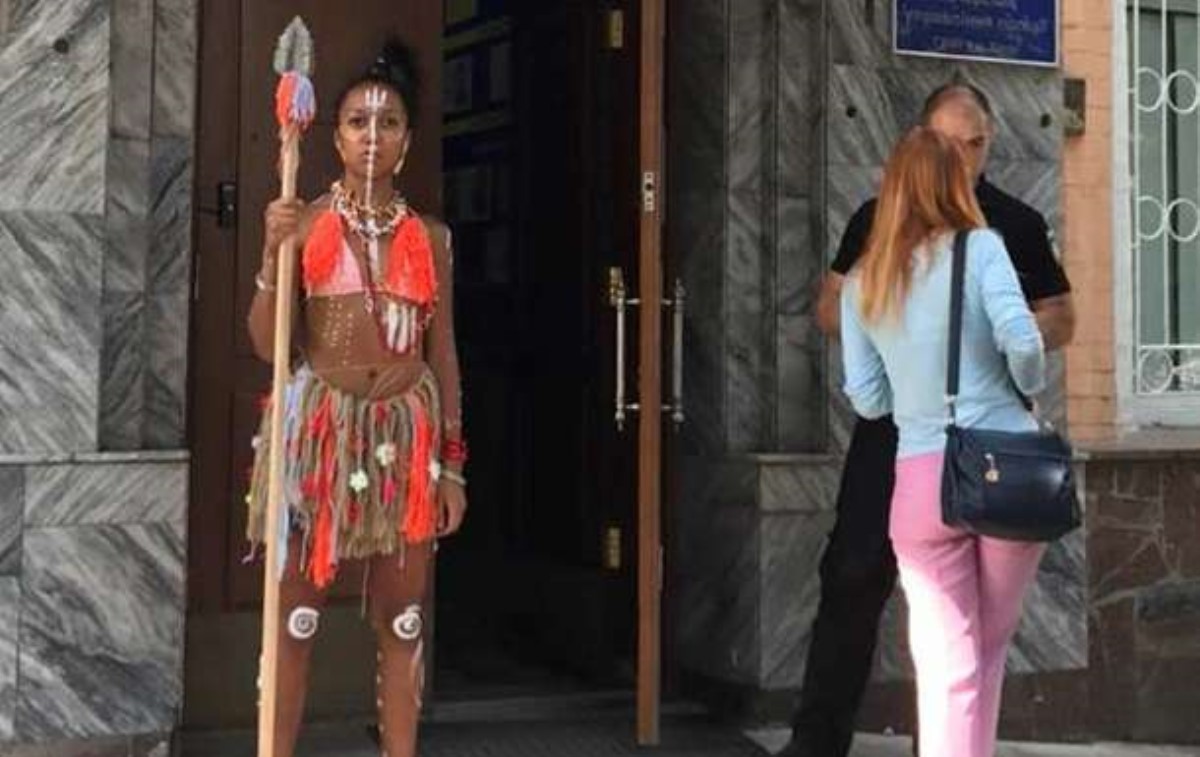 Активистка Femen пришла на допрос в наряде туземки