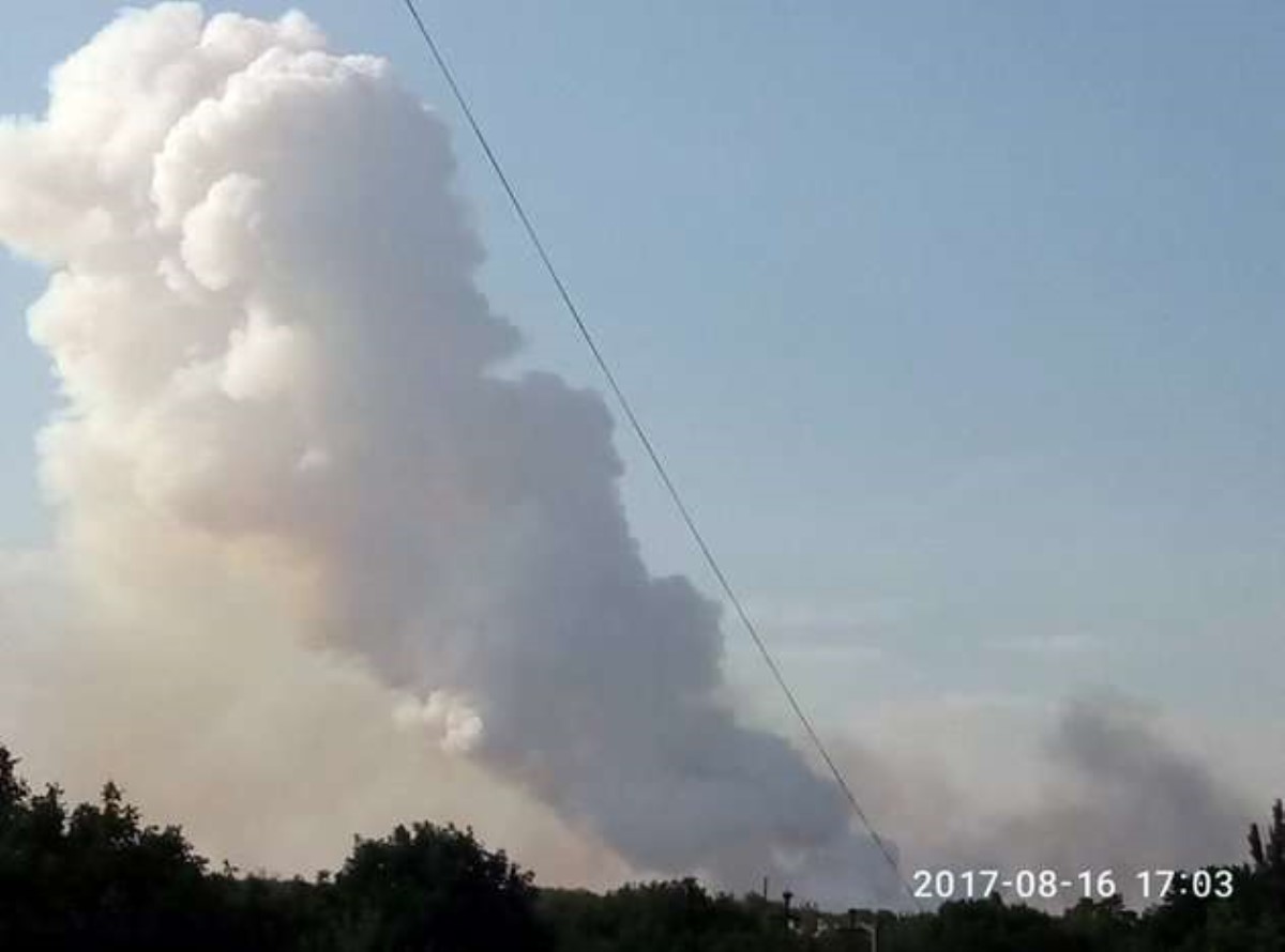 В Донецке сильный "химический" пожар: гриб дыма поднимается над городом
