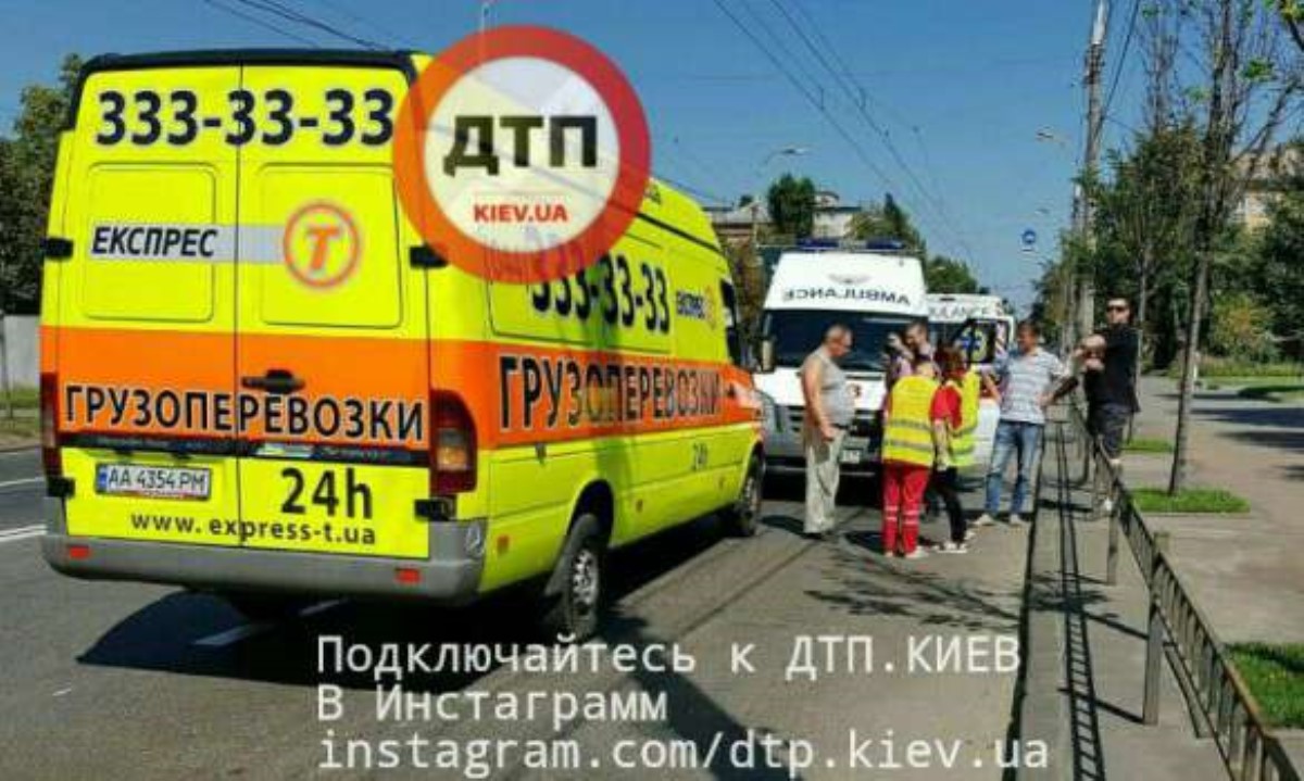 В Киеве микроавтобус сбил на пешеходном переходе мать и дочь