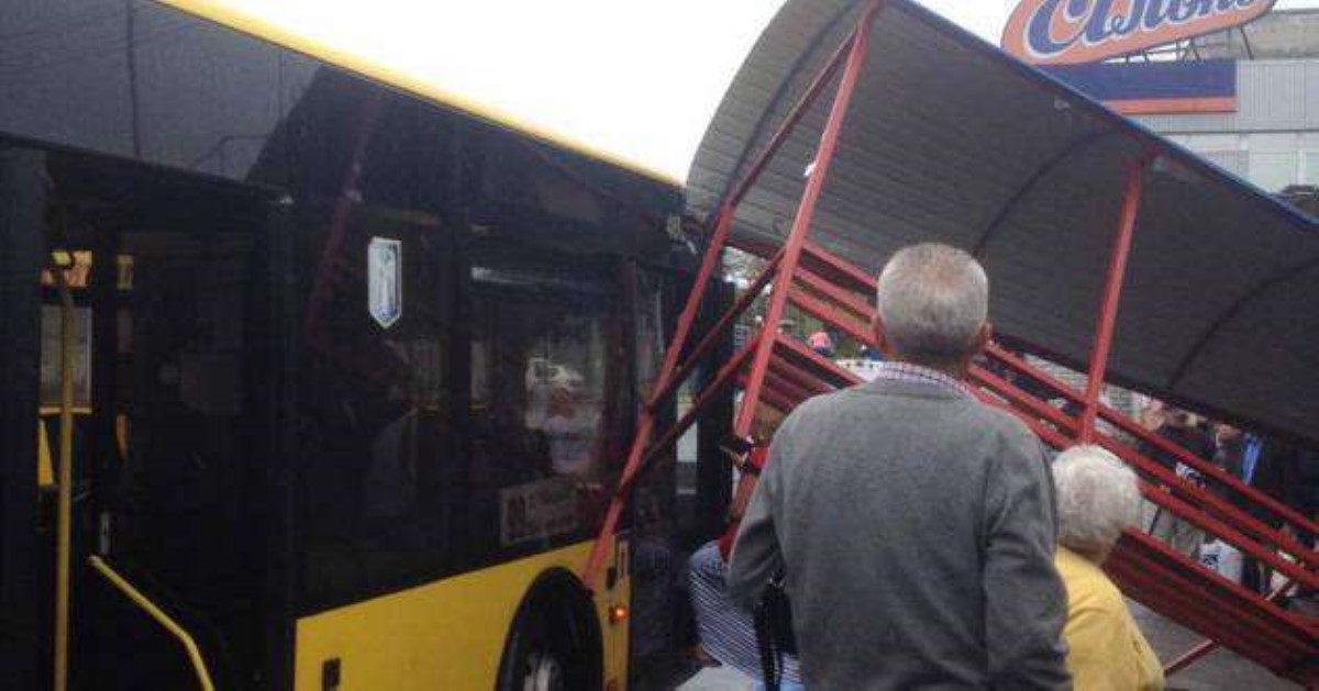 Людей разбросало по асфальту: в Киеве водитель автобуса протаранил остановку и сбежал
