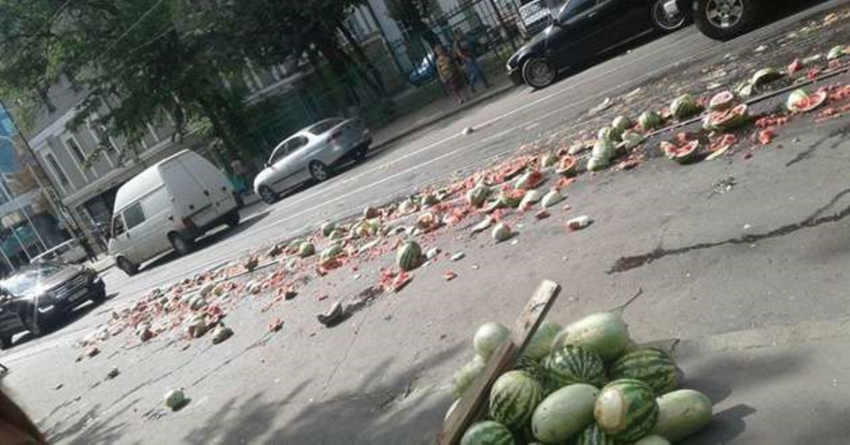 Улицу в центре Харькова засыпало арбузами