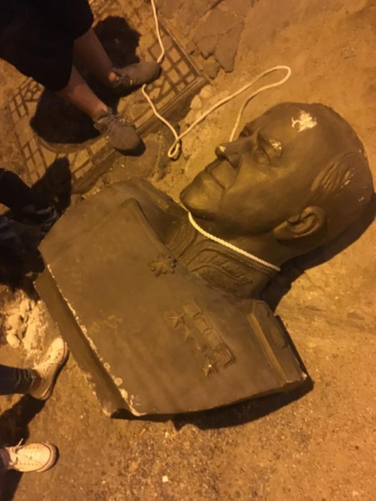 В Одессе под покровом ночи "неизвестные патриоты" разбили бюст маршала Жукова