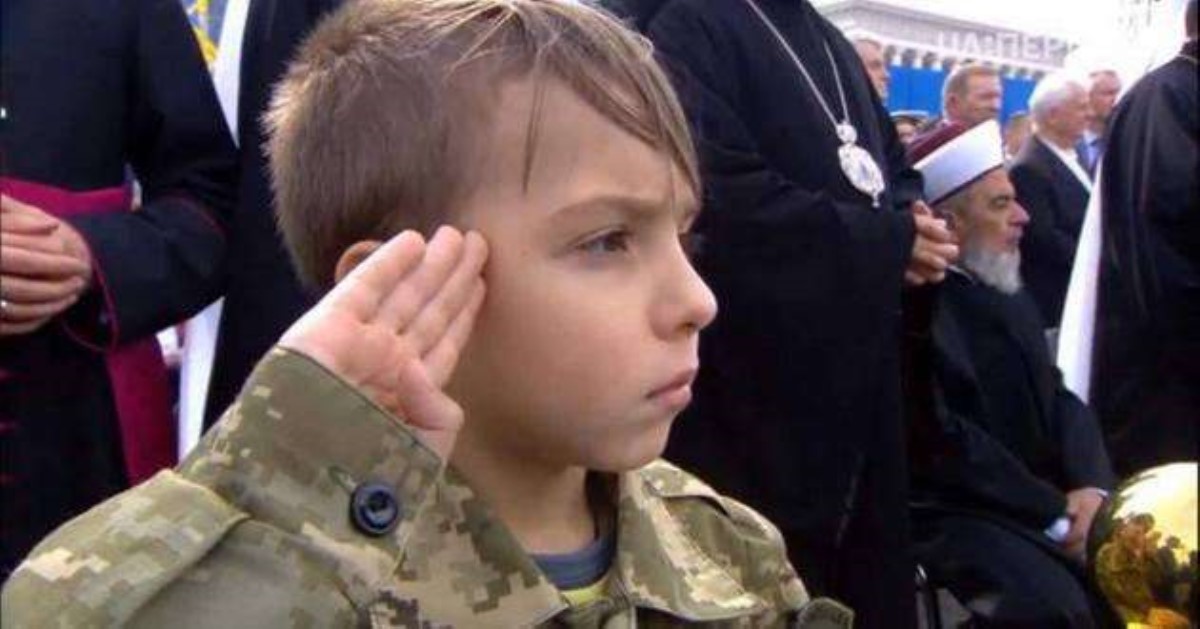 Будущий генерал: сети впечатлило фото внука легендарной актрисы на параде в Киеве