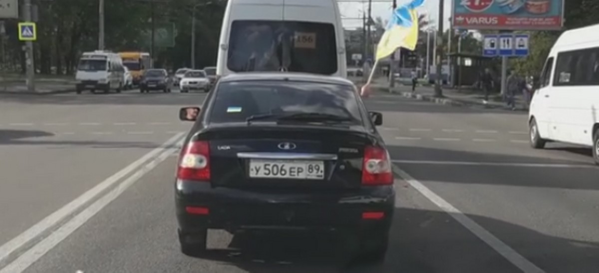 Водитель авто с номерами РФ и флагом Украины едет по улицам Днепра