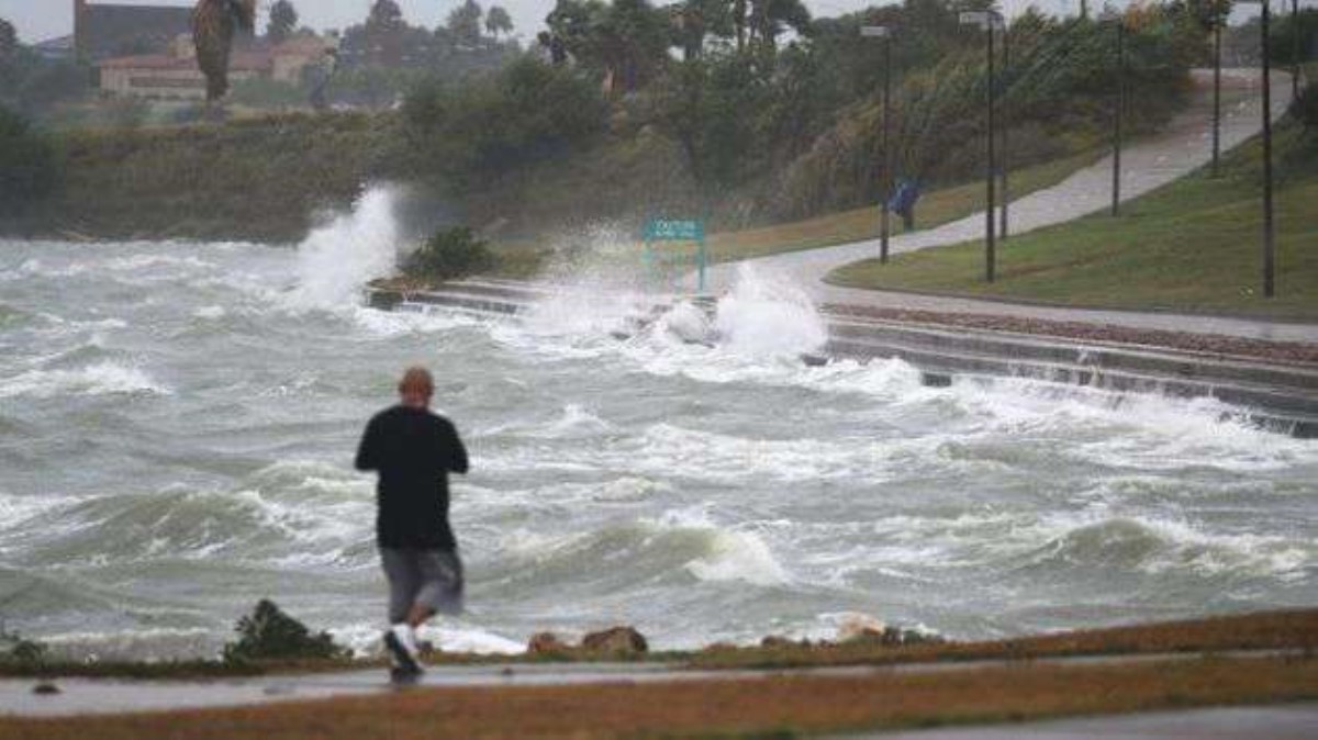 На США обрушился мощный ураган "Харви"
