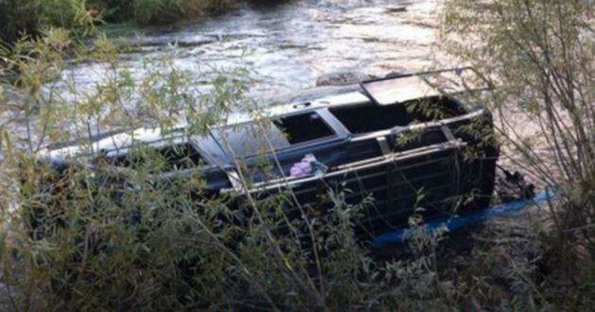 В России автобус с пассажирами упал в реку
