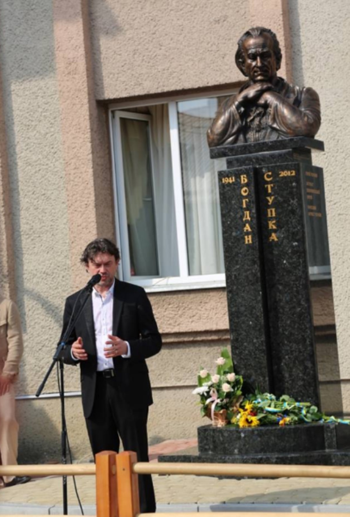 На Львовщине открыли памятник Богдану Ступке