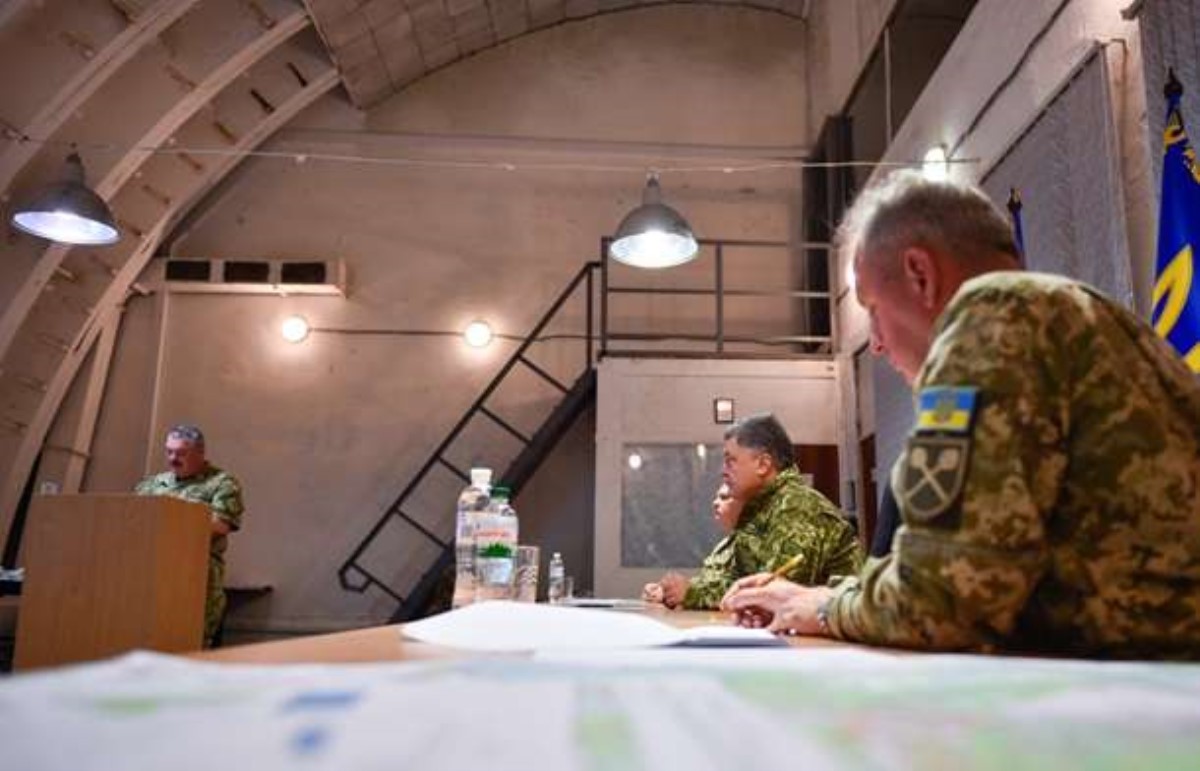 Порошенко провел совещание с военными по ситуации в зоне АТО