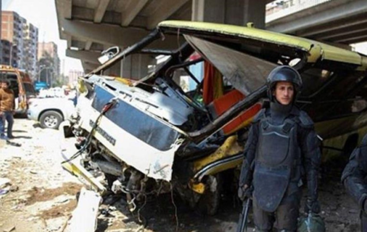 Туристический автобус рухнул с автострады под Каиром: десятки погибших и раненых