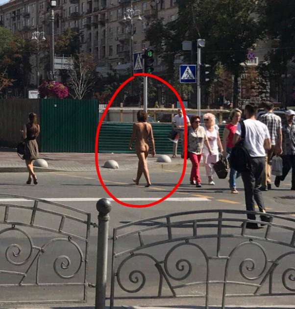 Голая девушка прогулялась по центру Киева