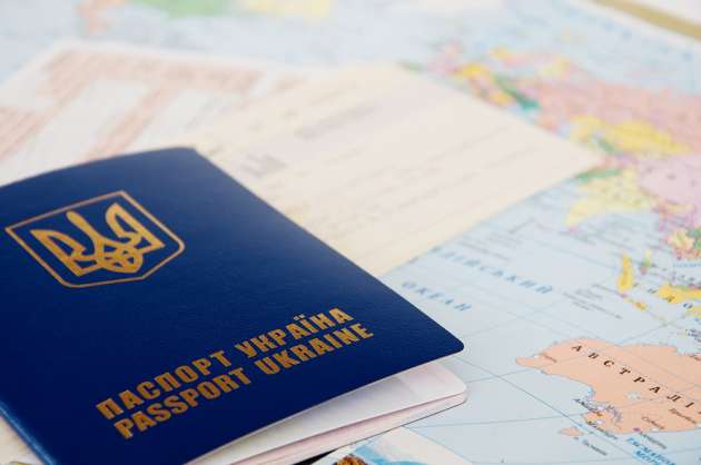 Украинцам не успевают печатать биометрические паспорта. Что делать?