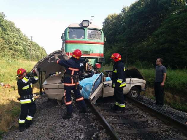 Жуткое ДТП на Прикарпатье: поезд протаранил машину с семьей