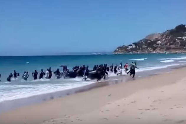 Отдыхающих в Испании шокировала надувная лодка с мигрантами из Африки