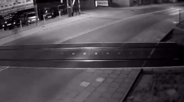 Жуткие кадры чуда: в сети показали, как в Польше авто еле проскочило перед несущимся поездом