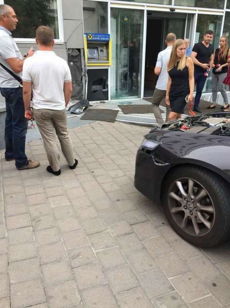 У Києві білявка на Honda протаранила бізнес-центр