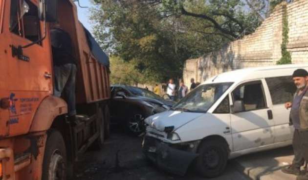 В Киеве "Камаз" без водителя, сорвавшийся с привязи, протаранил три машины