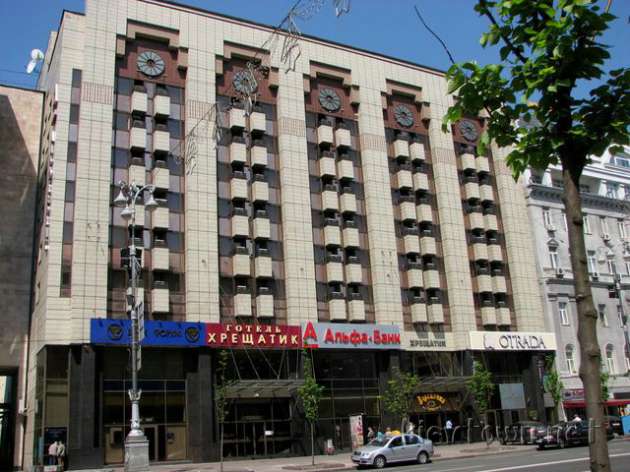 В Киеве мужчина грозится прыгнуть с 3-го этажа гостиницы ”Крещатик”