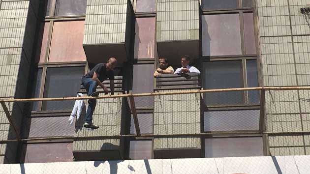 Появились фото мужчины, который угрожает выпрыгнуть с третьего этажа гостиницы "Крещатик"