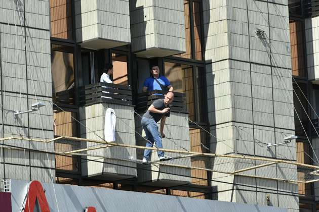 Мужчина с гостиницы ”Крещатик” передумал прыгать с третьего этажа