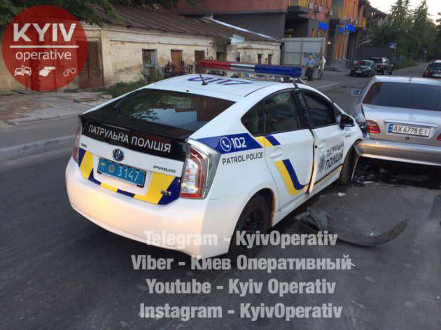 В центре Киева на пустой улице копы протаранили припаркованный Mercedes