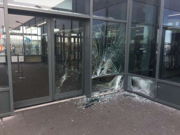 Появились фото разгрома аэропорта в Исландии, куда въехал автомобиль