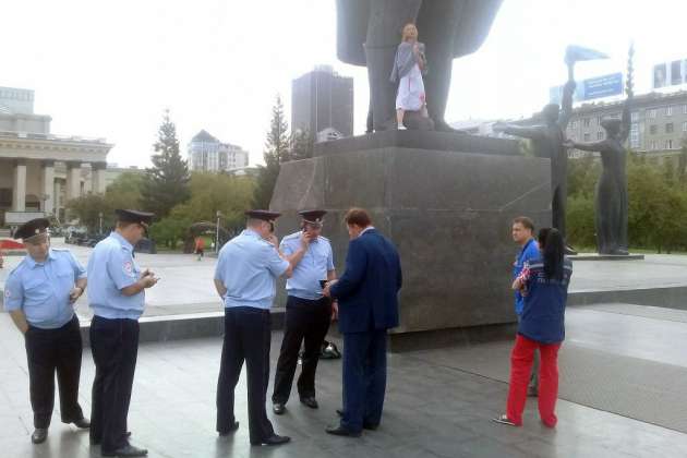 В российском Новосибирске девушка приковала себя к памятнику Ленину