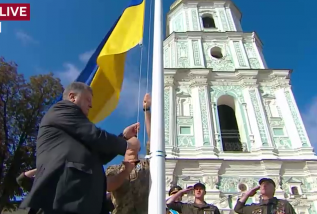 Порошенко поднял государственный стяг на Софийской площади