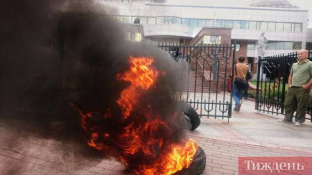 Коло Апеляційного суду Києва запалали шини