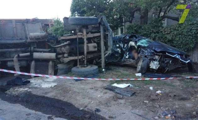 В Одессе в жутком ДТП с мусоровозом погибли два человека