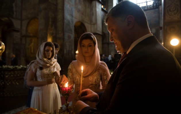 Порошенко с семьей с утра помолился за Украину