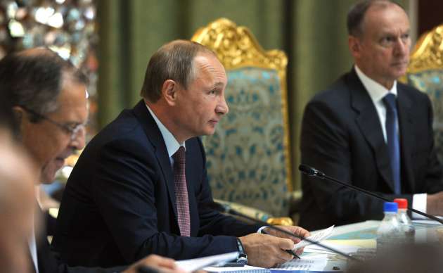 Путин обсудил со своим окружением состоявшиеся переговоры с Порошенко