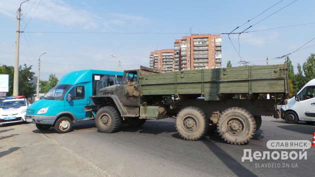 В Славянске военный грузовик протаранил маршрутку, есть пострадавшие