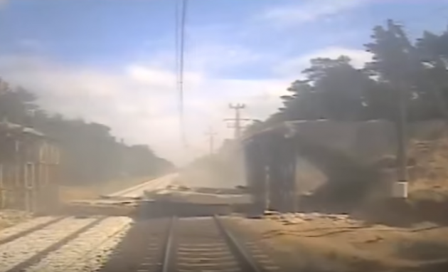 Появилось видео, как в Польше поезд врезался в бетонный мост