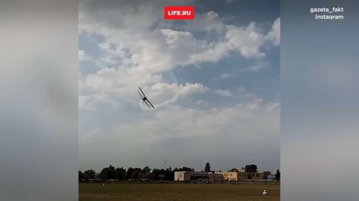 В России на авиашоу разбился самолет: жуткое видео с места ЧП