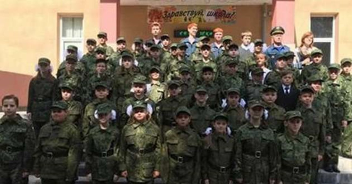 1 сентября в РФ: в сети бурно отреагировали на школьников в военной форме
