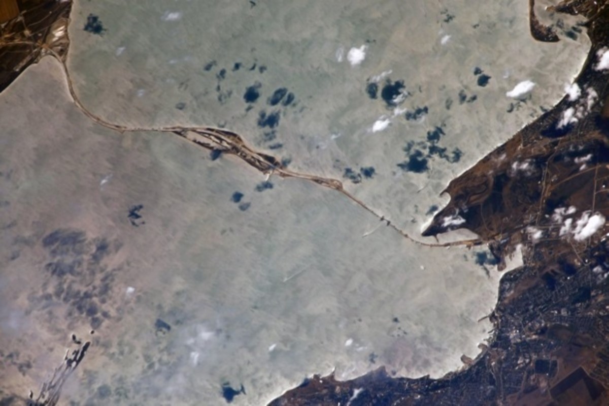 Арку Керченского моста сфотографировали из космоса