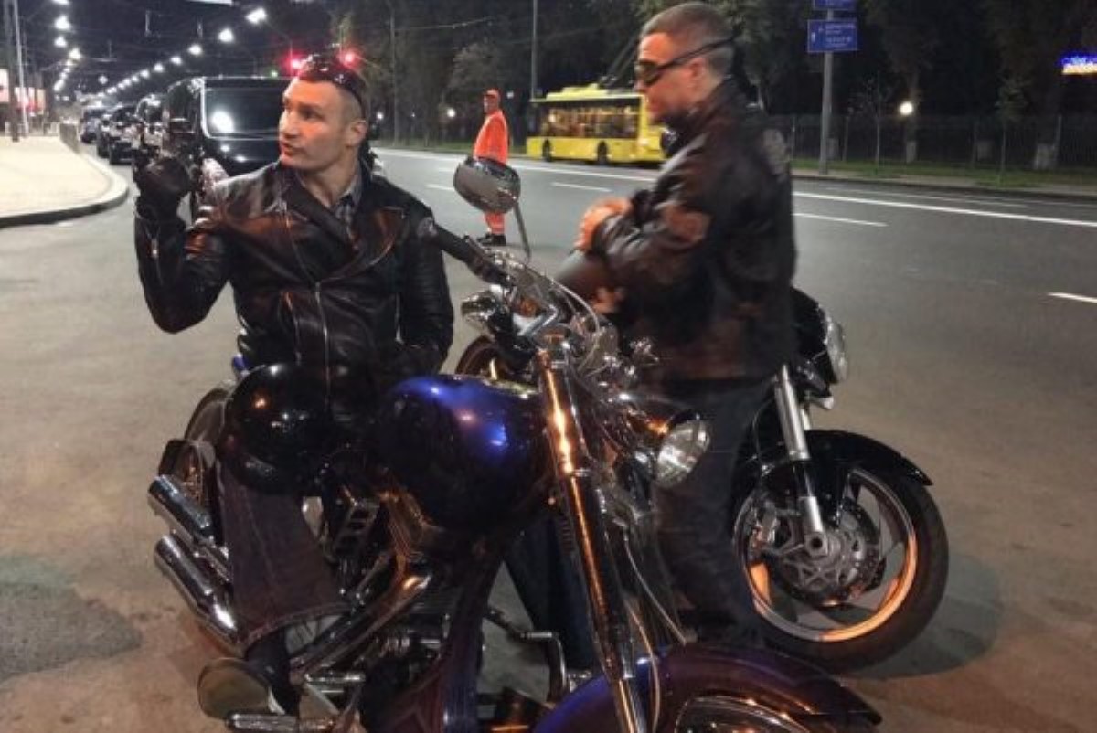 Кличко проверил качество дороги на мотоцикле
