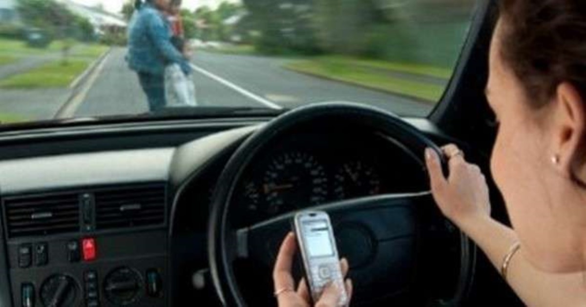 Соцсети убивают: Audi показала, как опасно сидеть с телефоном за рулем