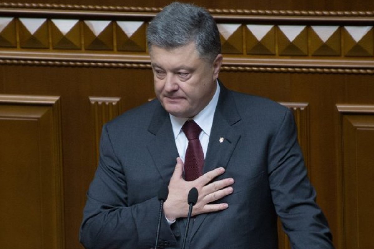 "Мы стоим над обрывом": Порошенко назвал главное достижение Украины за три года