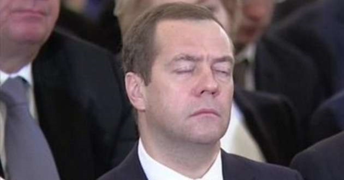 Медведев снова за свое! Российского премьера снова поймали на камеру