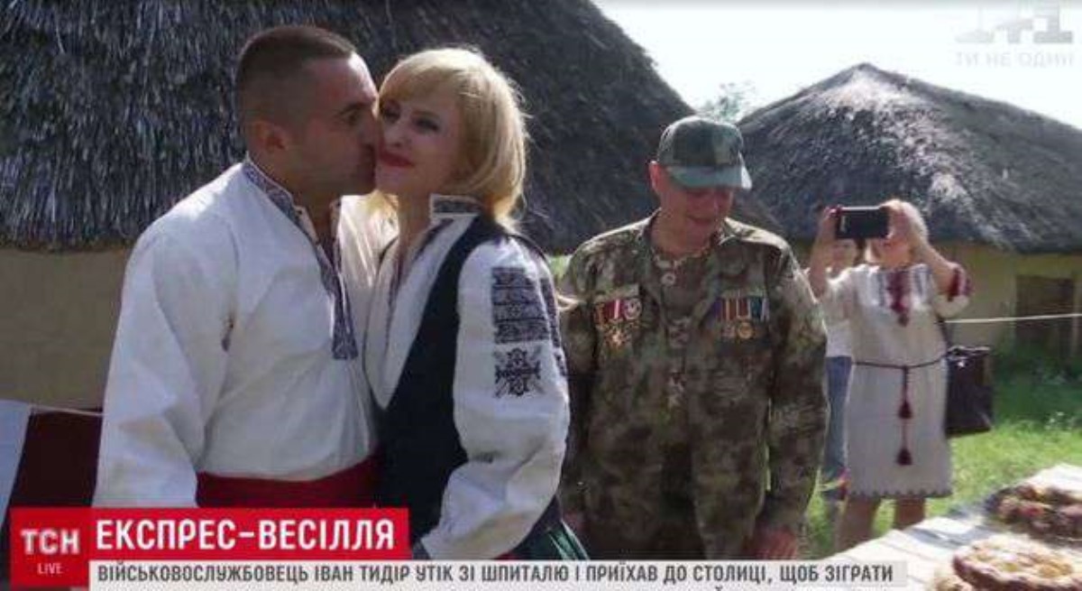 Сбежал из госпиталя: боец АТО и волонтер сыграли трогательную свадьбу в Киеве