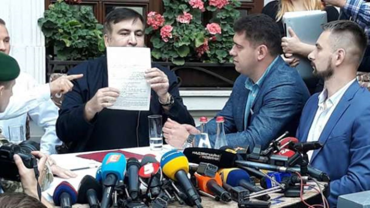 Саакашвили отказался подписывать документы пограничников, но его "уговорили"