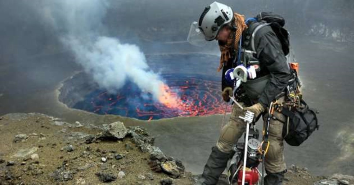 Опасный вулкан: семья заживо сгорела в кратере