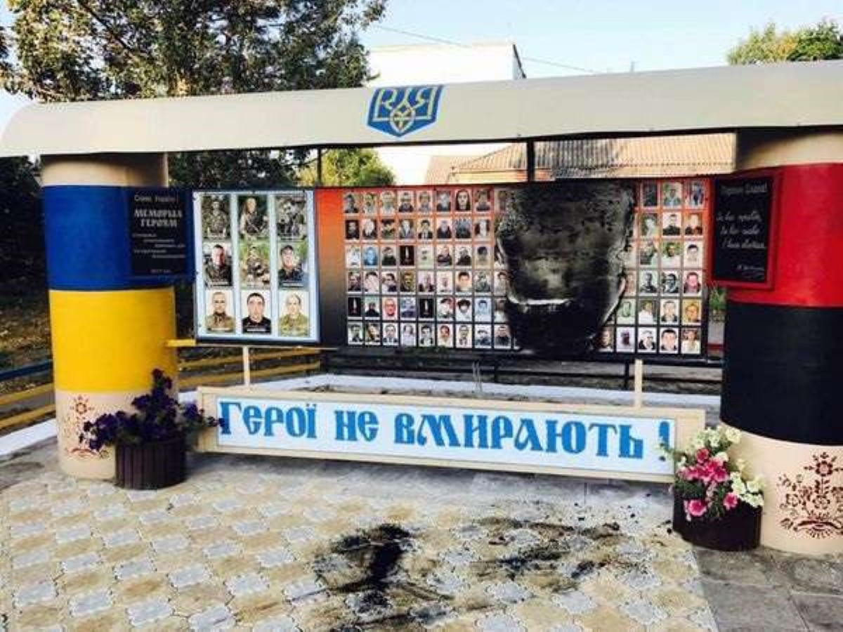На Одесчине вандалы сожгли стенд памяти героев АТО