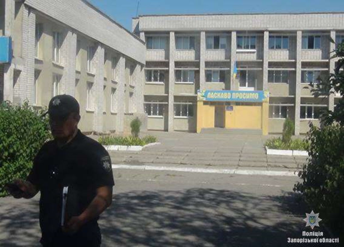 В Бердянске из-за угрозы минирования школ эвакуировали полторы тысячи человек