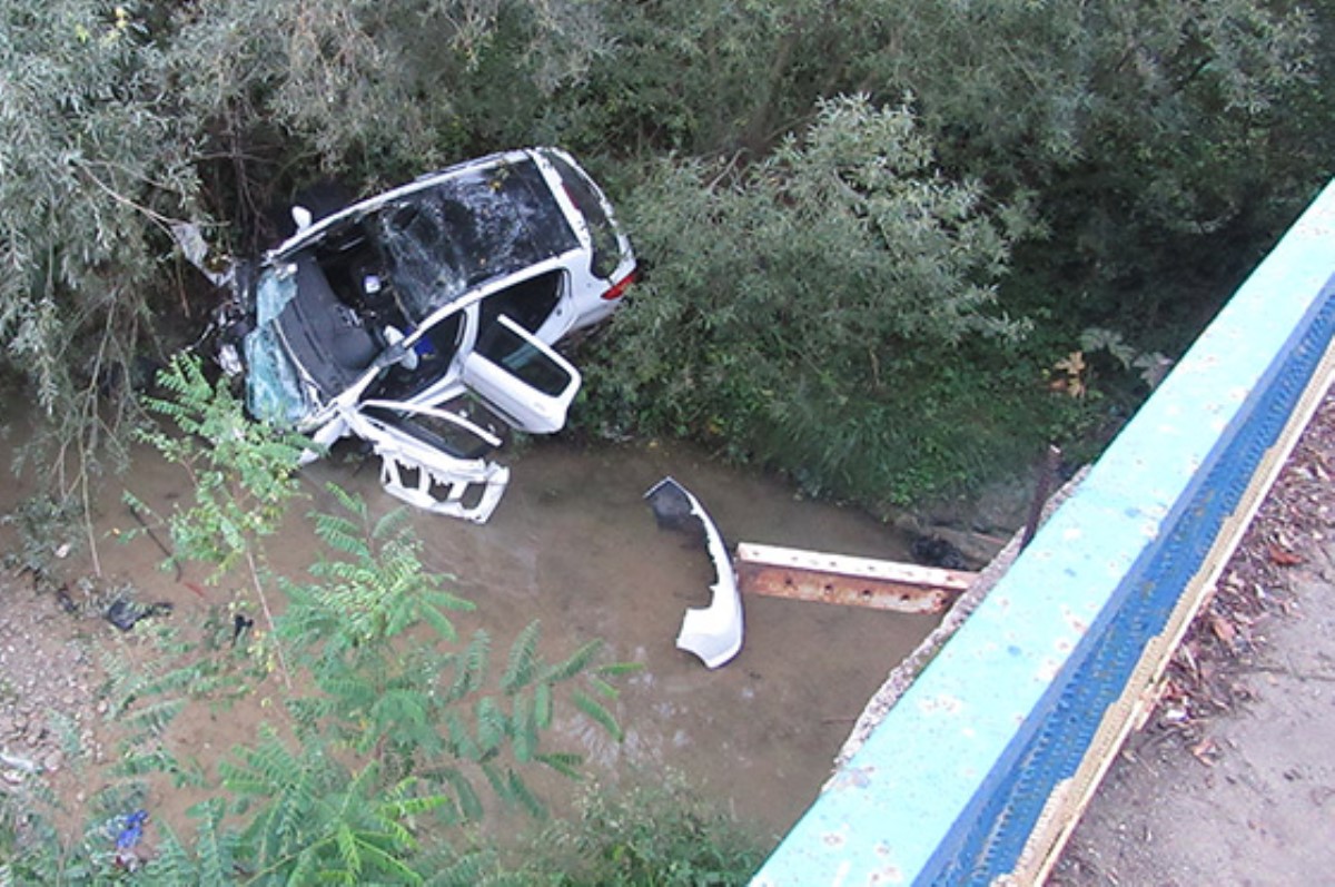 На Прикарпатье легковушка пробила ограждение и слетела с моста в реку